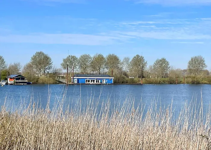 Bateau-hôtel Awesome Ship In With Kitchen 4*