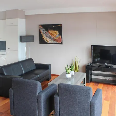 Awesome Ship In With Kitchen 4*