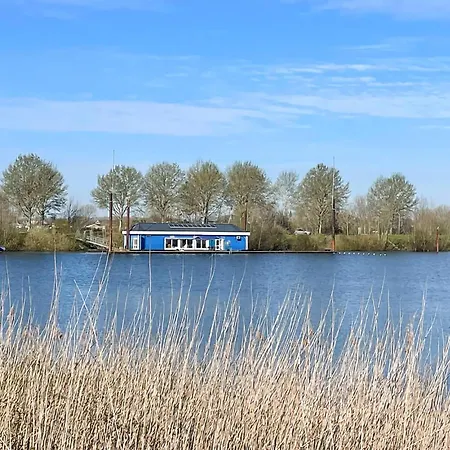 Πλωτό κατάλυμα Awesome Ship In With Kitchen 4*