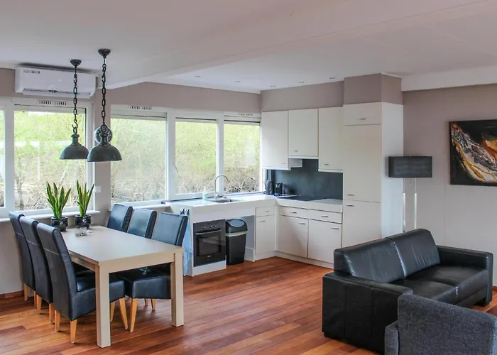 Awesome Ship In With Kitchen 船屋 4*