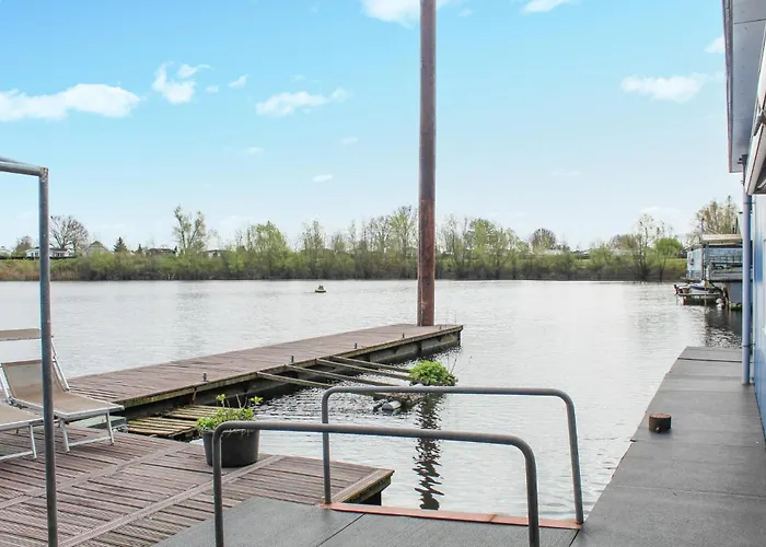 Awesome Ship In With Kitchen 船屋